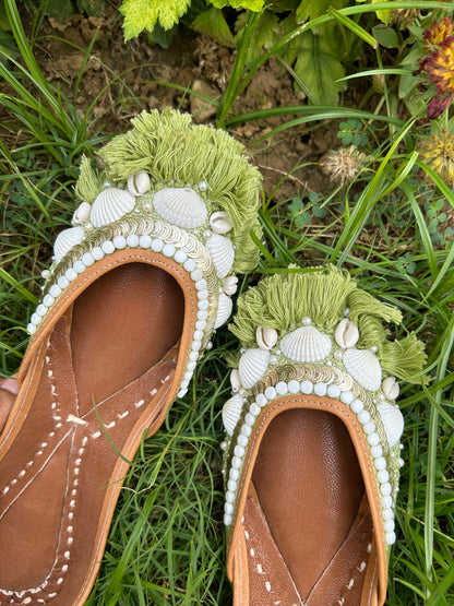 Tassel Jutti