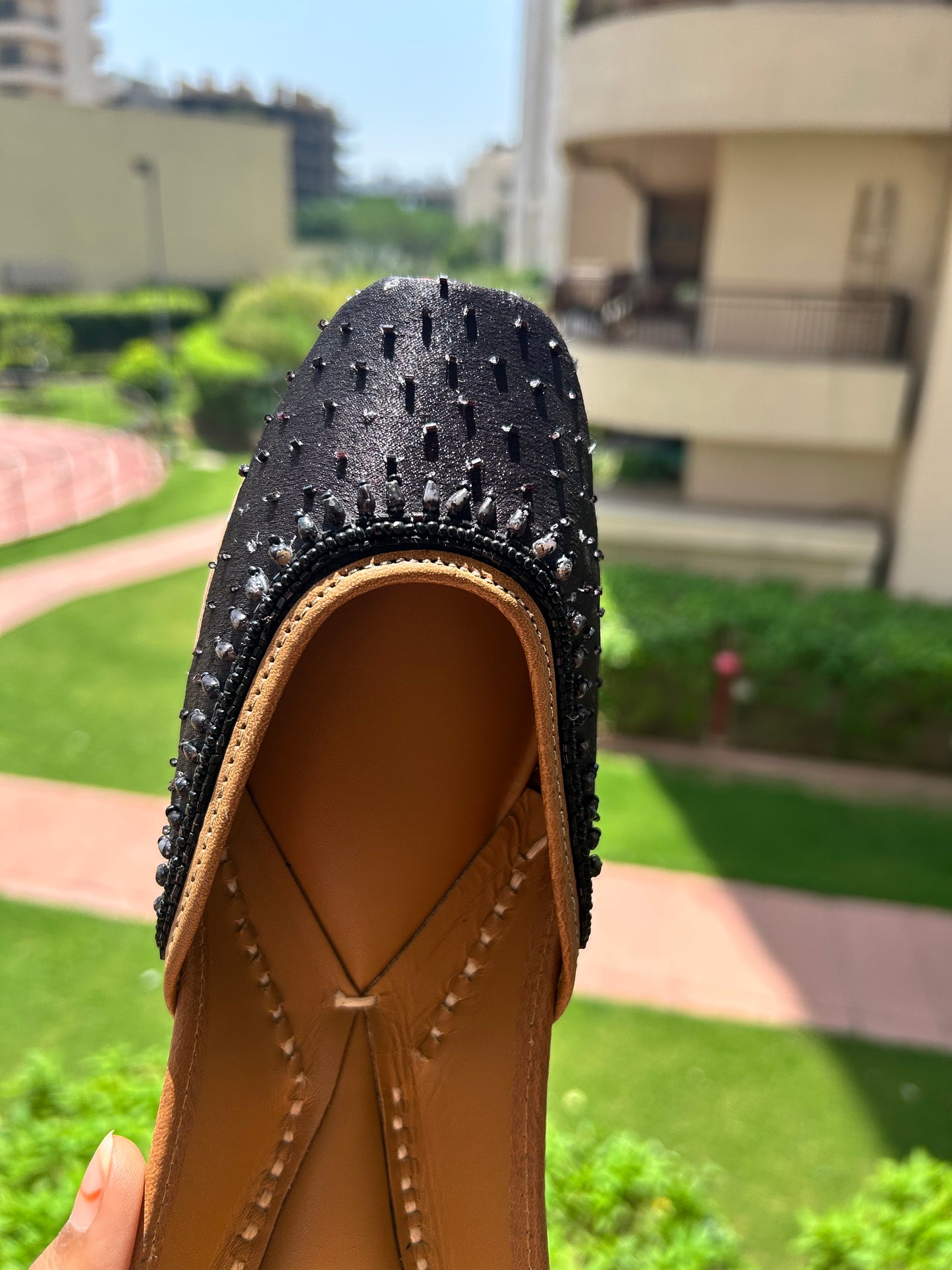 Pure Black Jutti
